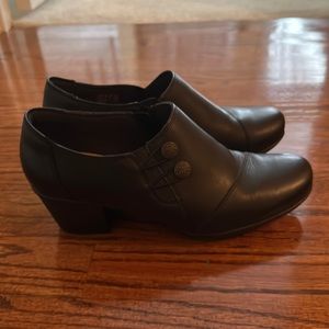 Black leather Clarks ankle boots booties 8.5 excellent used condition